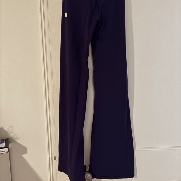 Vuori AllTheFeels Slim Flare Legging in Blue Coast- XS - Picture 3 of 4